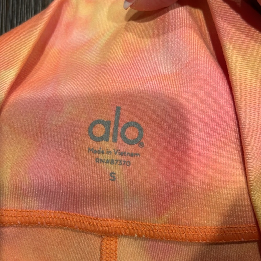 SOLD Alo YOGA workout gear! - Picture 5 of 6